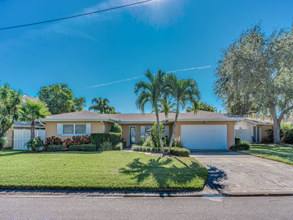 Waterfront Four Bedroom Vacation Home in Indian Rocks